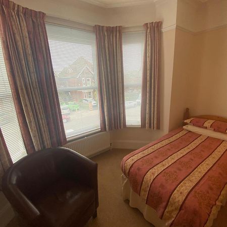 Landguard Lodge Guest House Shipley  Dış mekan fotoğraf