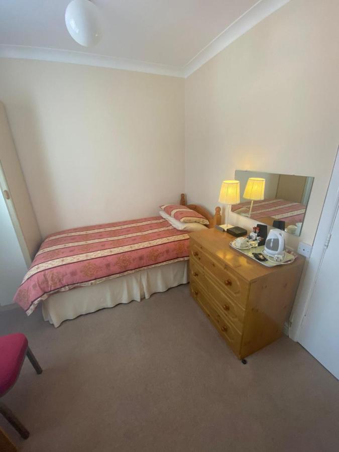 Landguard Lodge Guest House Shipley  Oda fotoğraf