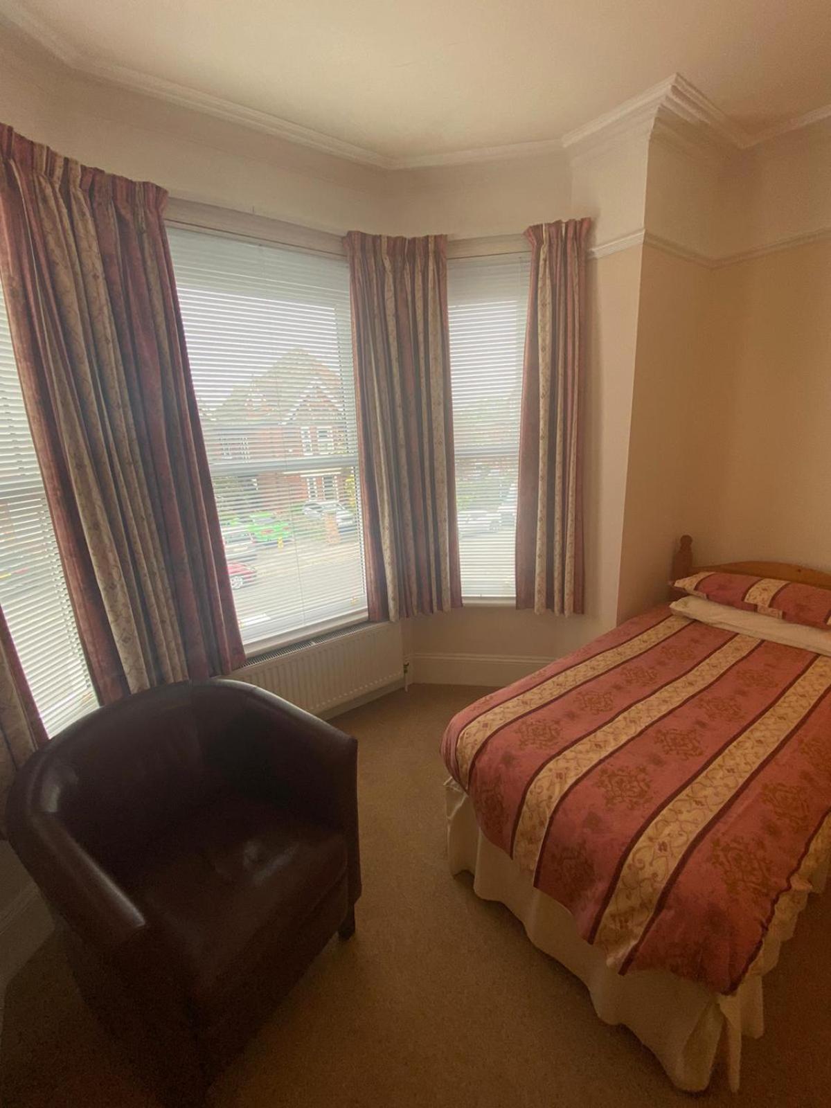 Landguard Lodge Guest House Shipley  Dış mekan fotoğraf