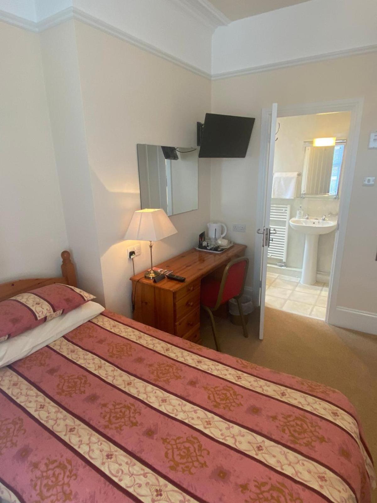 Landguard Lodge Guest House Shipley  Oda fotoğraf