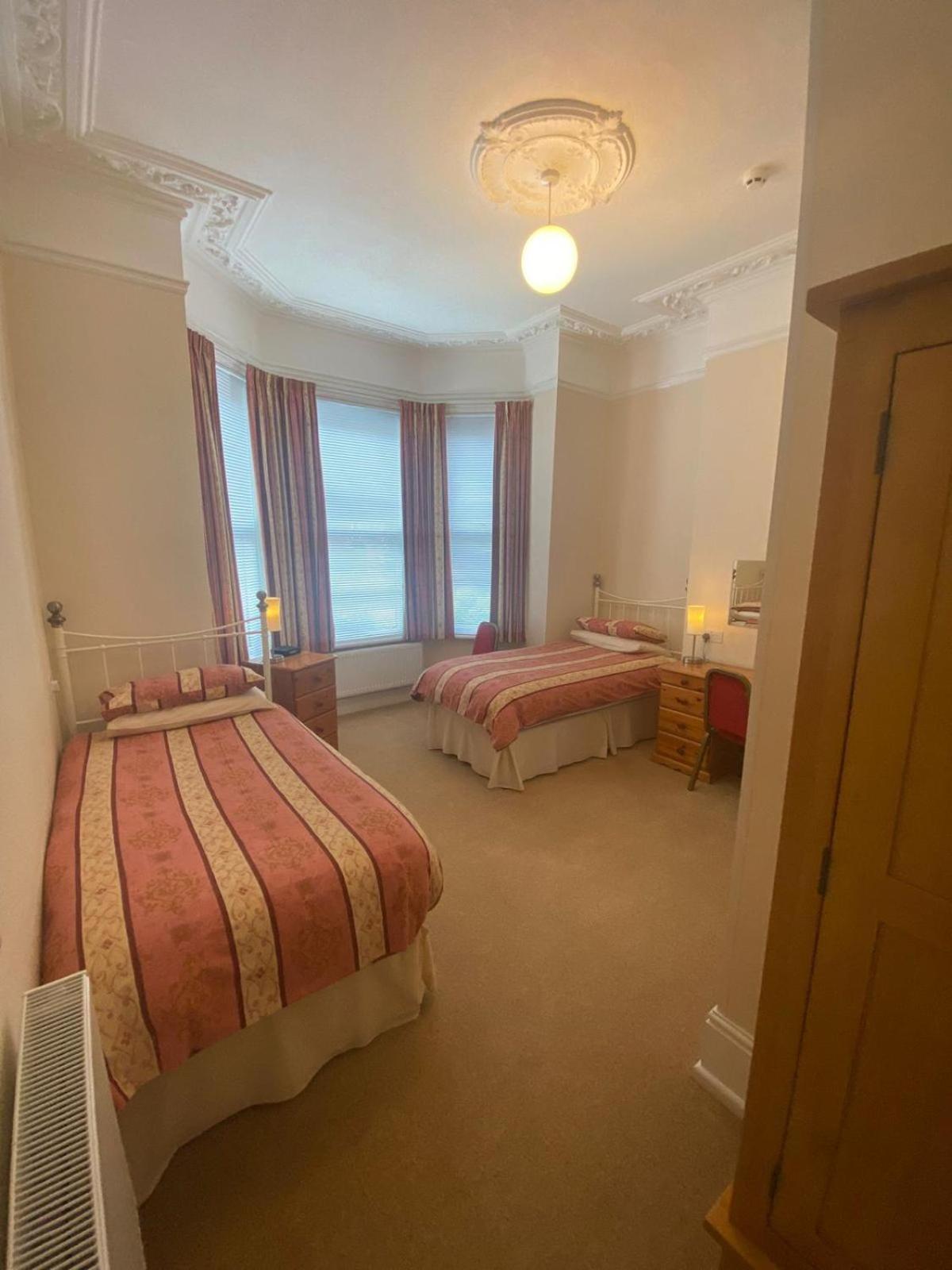 Landguard Lodge Guest House Shipley  Oda fotoğraf