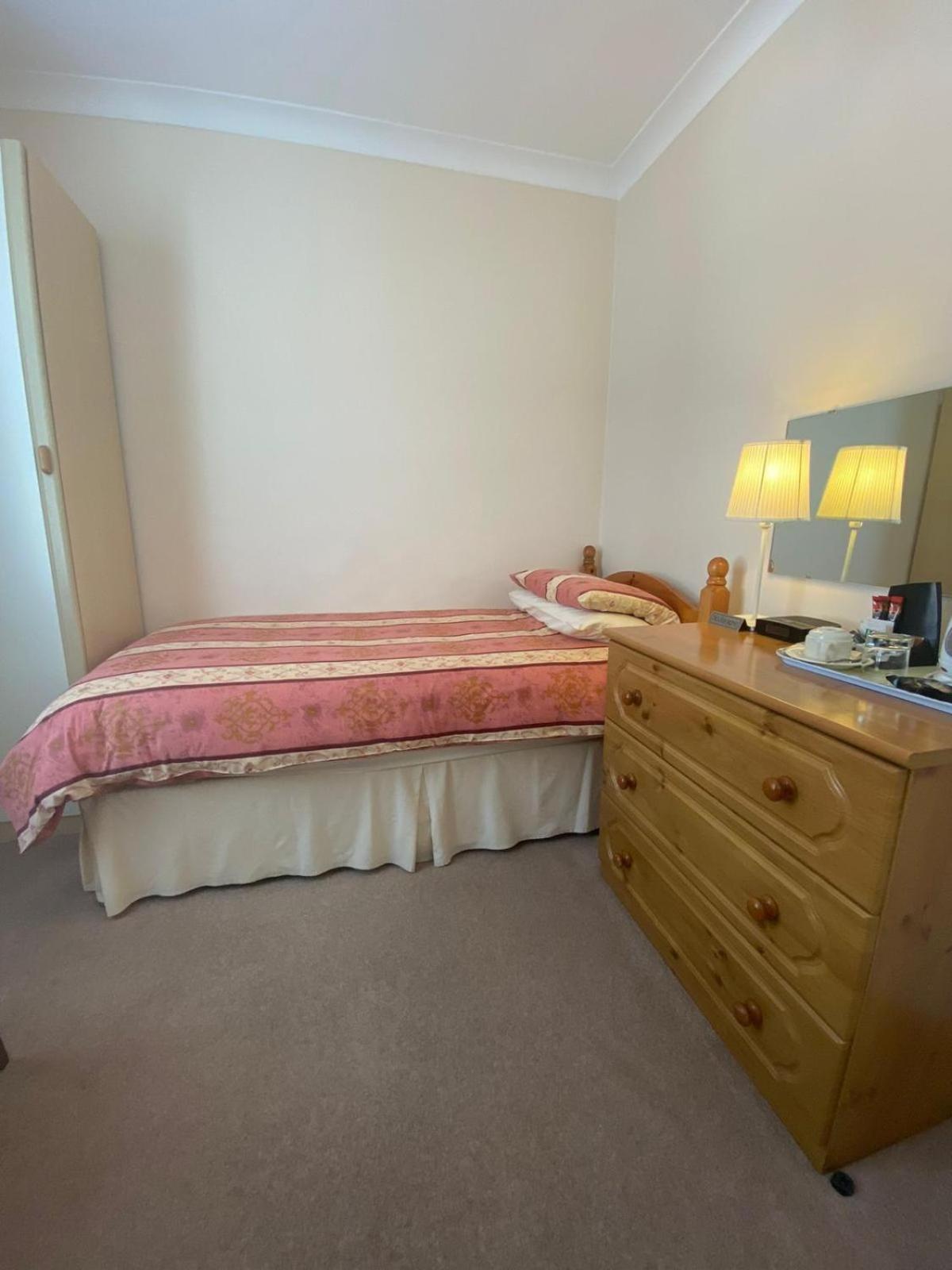 Landguard Lodge Guest House Shipley  Oda fotoğraf