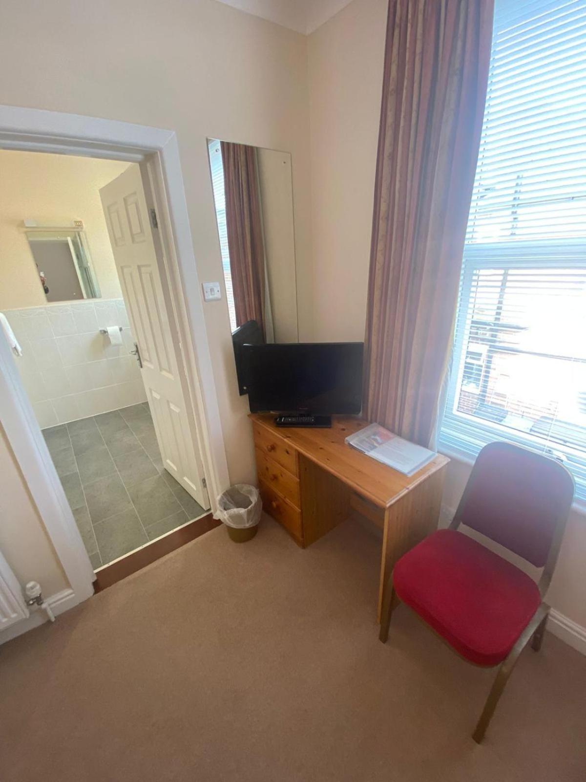 Landguard Lodge Guest House Shipley  Oda fotoğraf