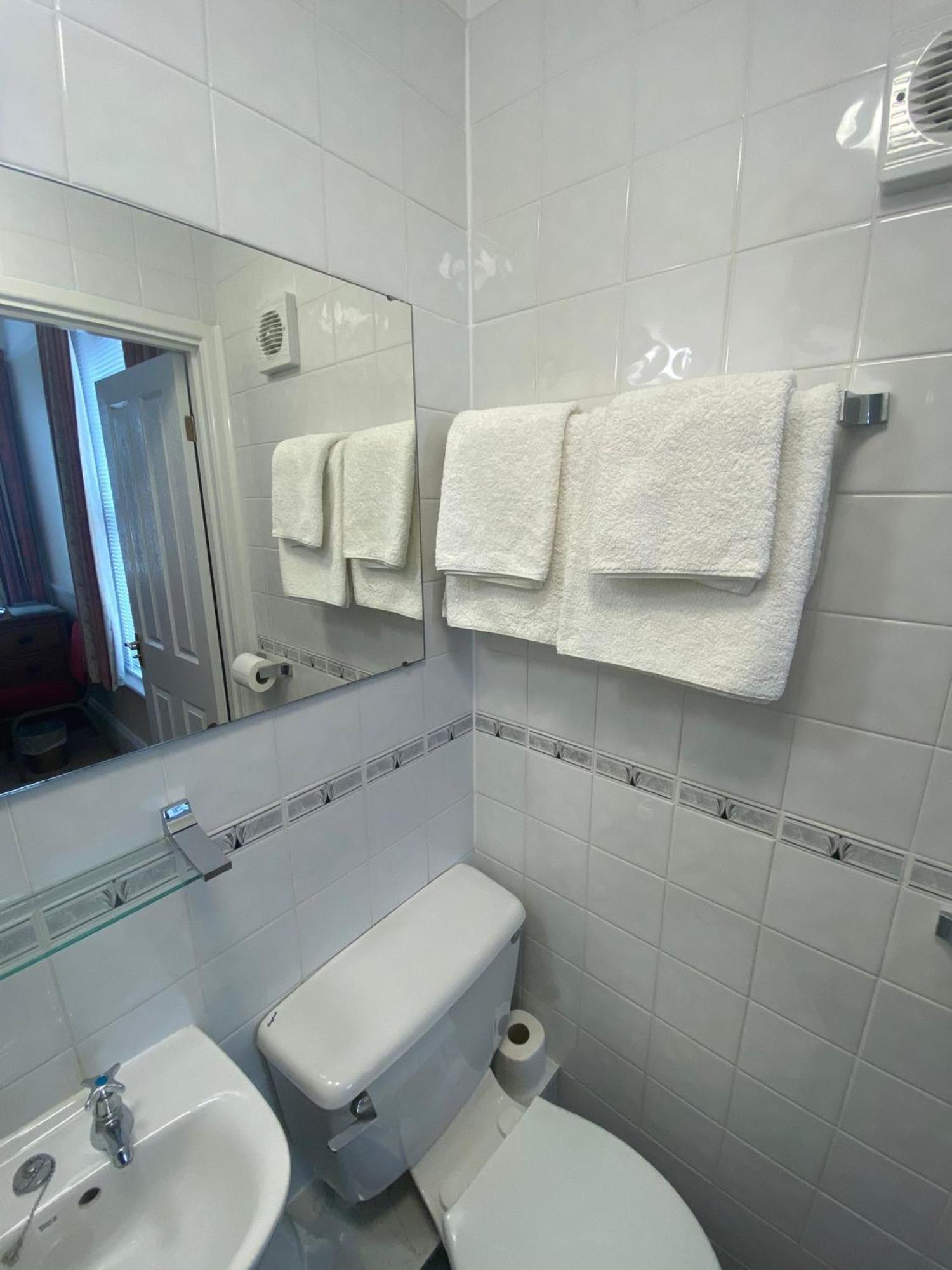 Landguard Lodge Guest House Shipley  Dış mekan fotoğraf